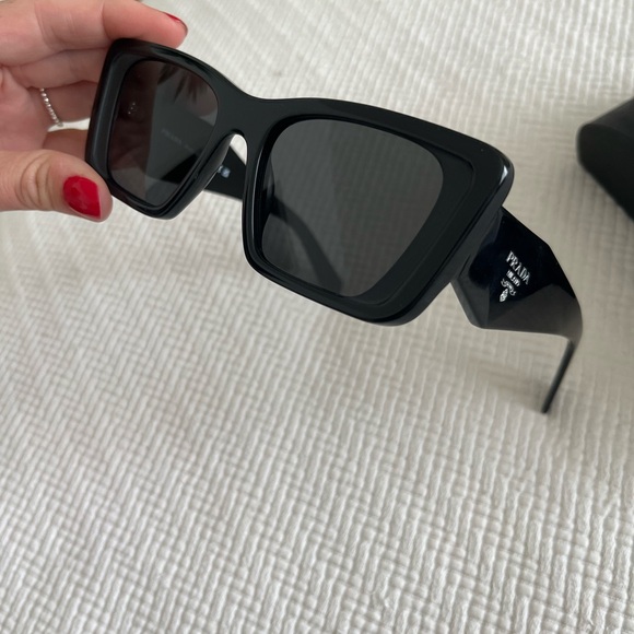 Lunettes solaires de Prada - Picture 2 of 5